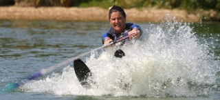  Skieur nautique sorti de l'eau 